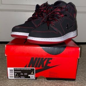 Air Jordan 1 mid black and red Gs7y